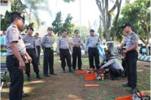 anggota Tim Search and Rescue Polres Kuningan sedang mengecek peralatan siaga bencana  